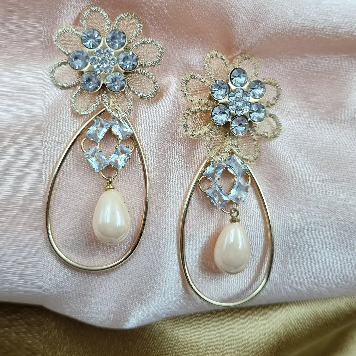 Antique Flower Earrings with Delicate Pearls Attractive Sister