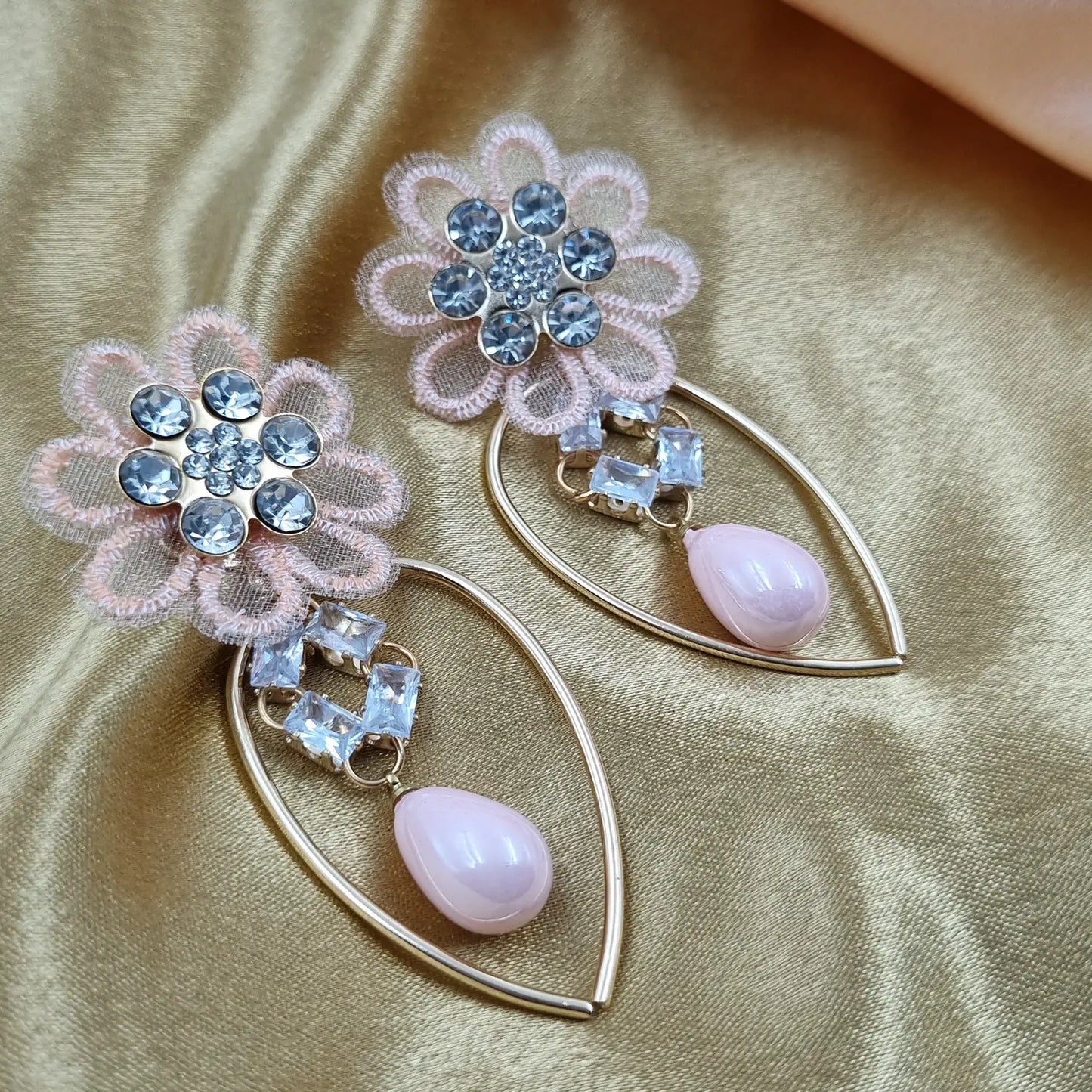 Antique Flower Earrings with Delicate Pearls Attractive Sister