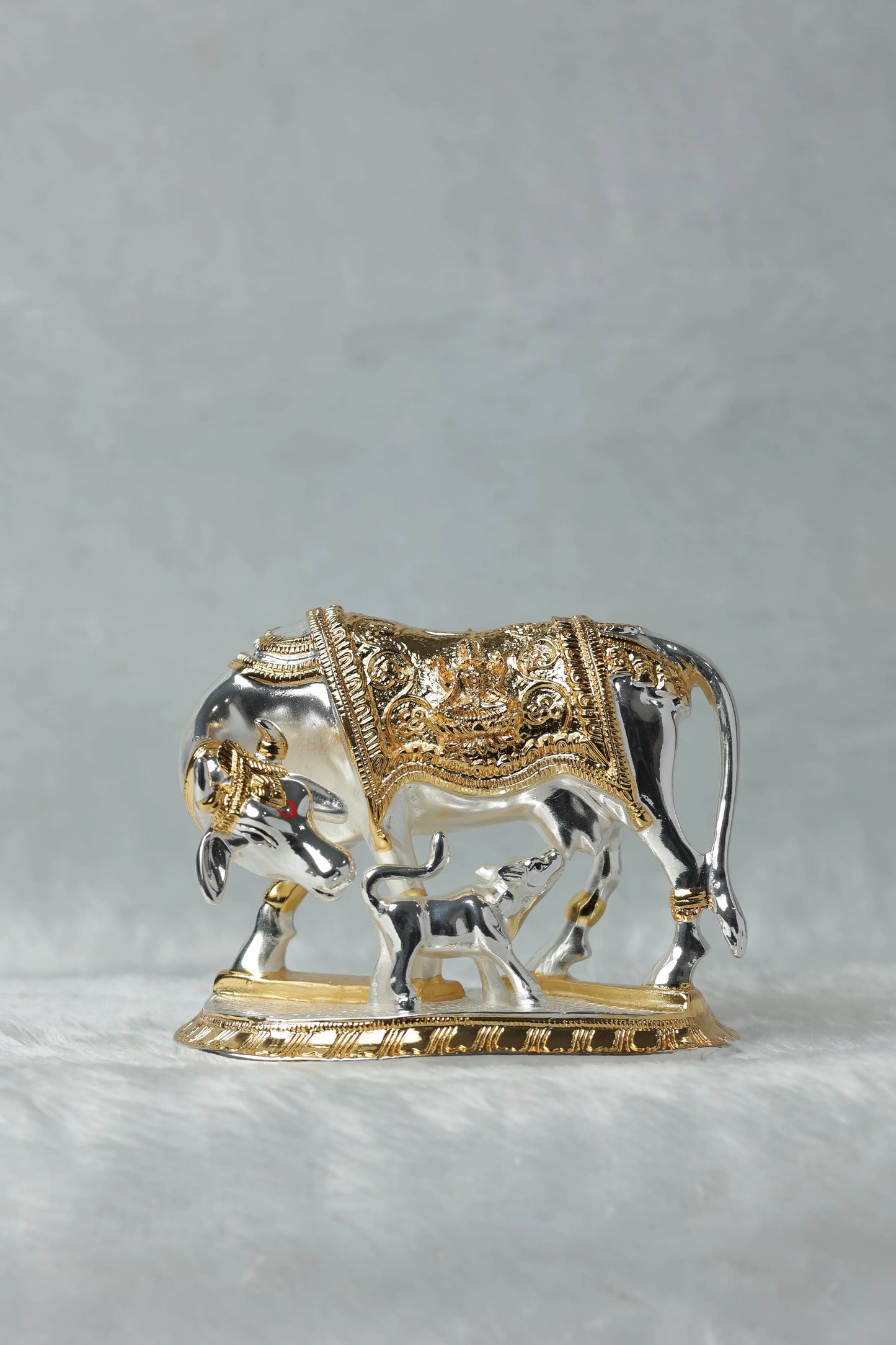 "Gold and Silver Plated Cow and Calf Idol - 5x3.5x6 Inches, 811 g Decorative Figurine for Car Dashboard and Table Decor" Dropshiping