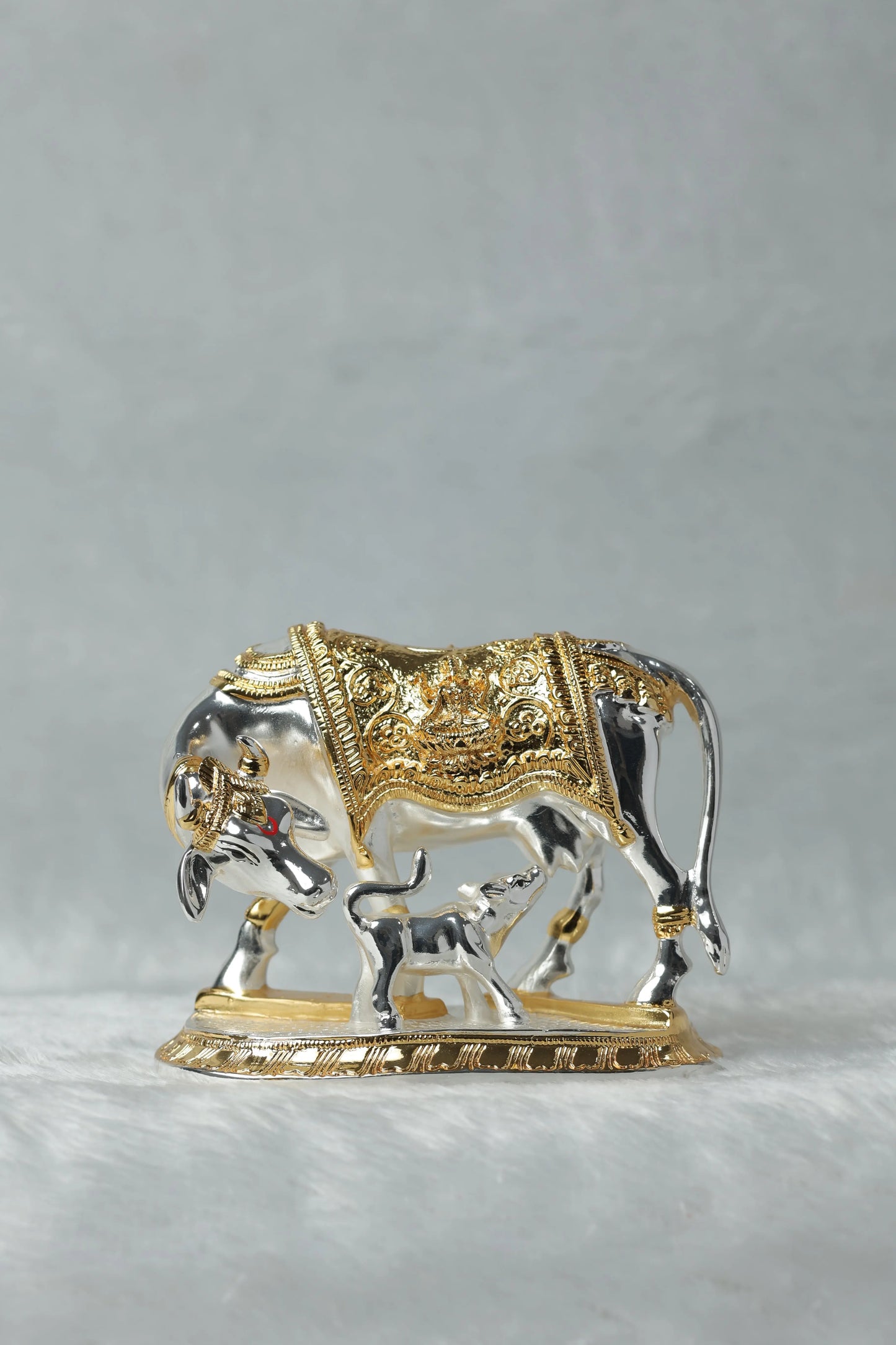 "Gold and Silver Plated Cow and Calf Idol - 5x3.5x6 Inches, 811 g Decorative Figurine for Car Dashboard and Table Decor" Dropshiping