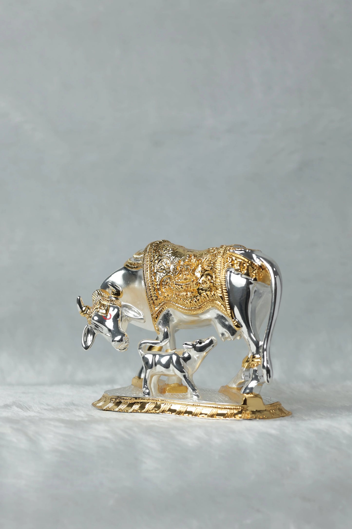 "Gold and Silver Plated Cow and Calf Idol - 5x3.5x6 Inches, 811 g Decorative Figurine for Car Dashboard and Table Decor" Dropshiping