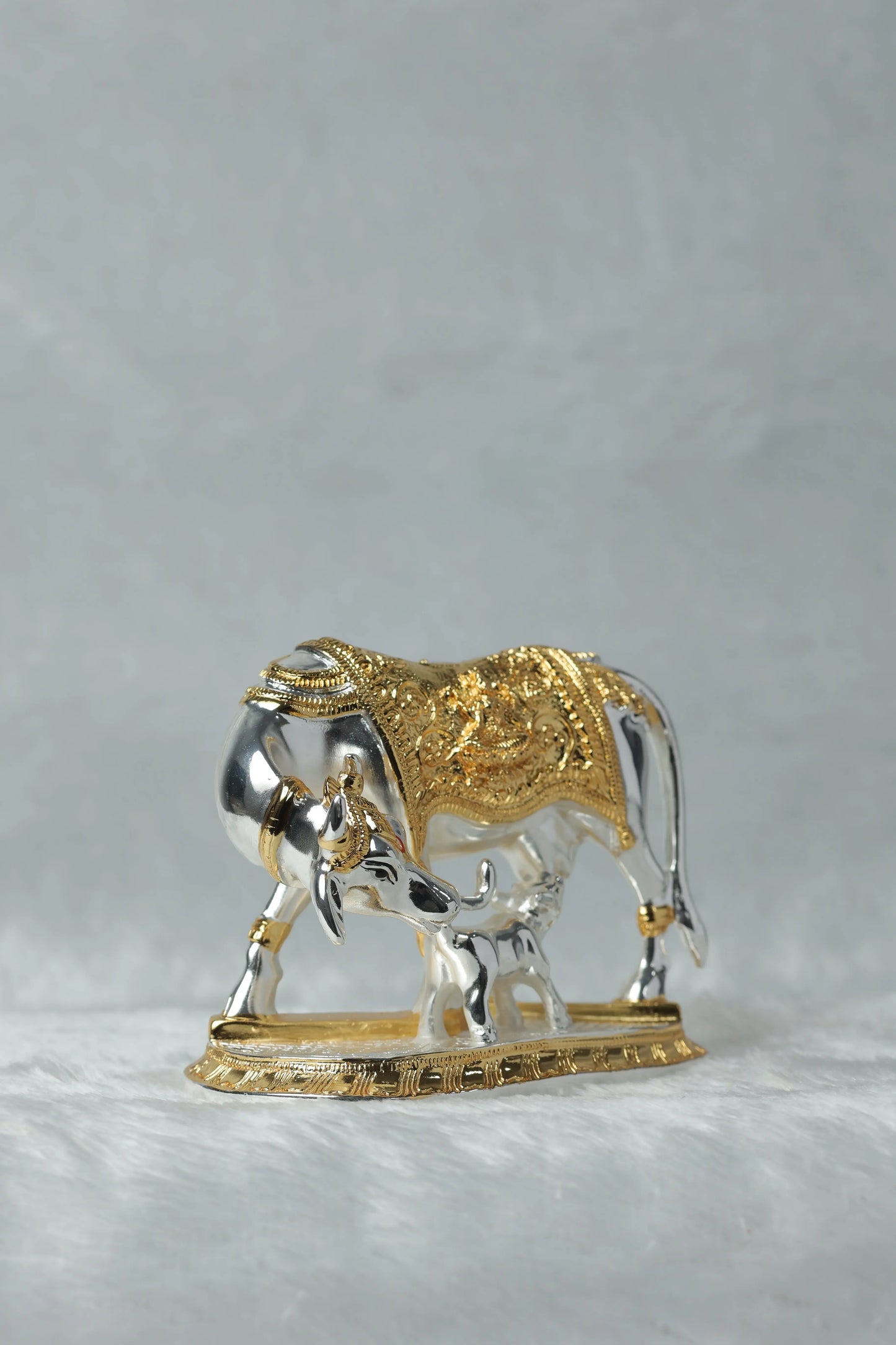 "Gold and Silver Plated Cow and Calf Idol - 5x3.5x6 Inches, 811 g Decorative Figurine for Car Dashboard and Table Decor" Dropshiping