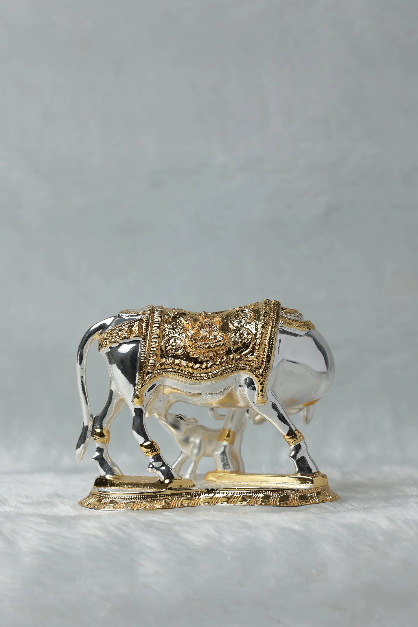 "Gold and Silver Plated Cow and Calf Idol - 5x3.5x6 Inches, 811 g Decorative Figurine for Car Dashboard and Table Decor" Dropshiping