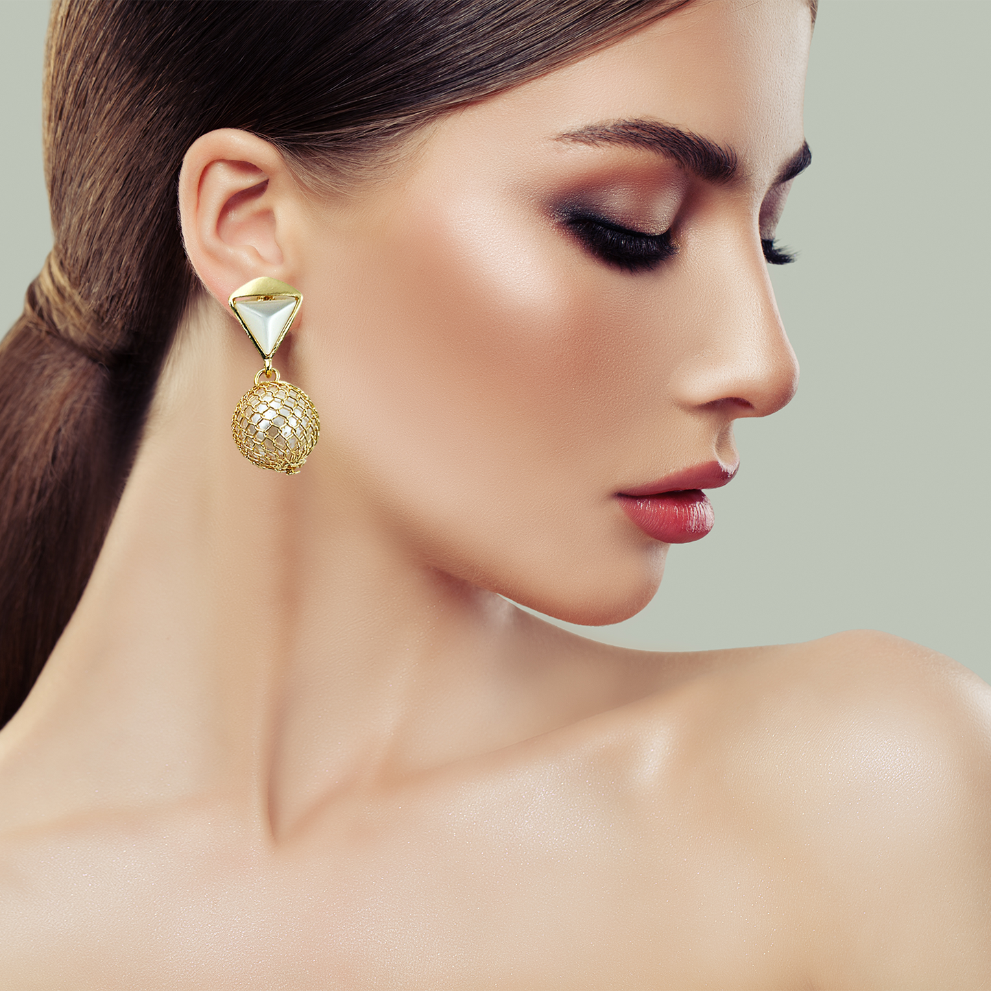 Timeless Elegance: Classic Pearl and Crystal Earrings with a Modern Touch