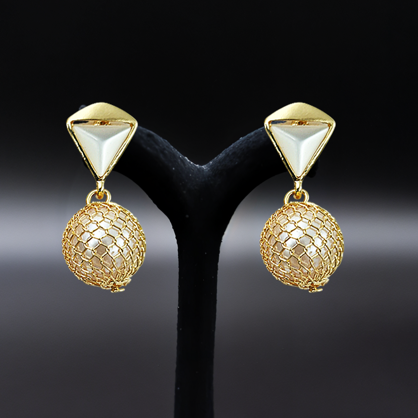 Timeless Elegance: Classic Pearl and Crystal Earrings with a Modern Touch