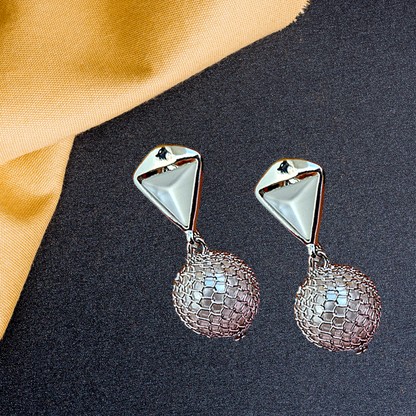 Timeless Elegance: Classic Pearl and Crystal Earrings with a Modern Touch